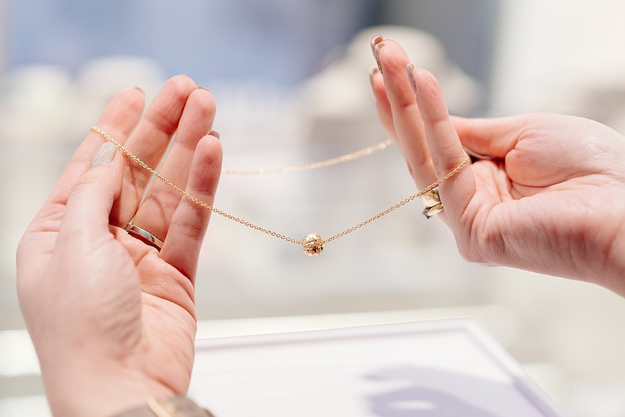 Woman Shopping estate jewlery Necklace